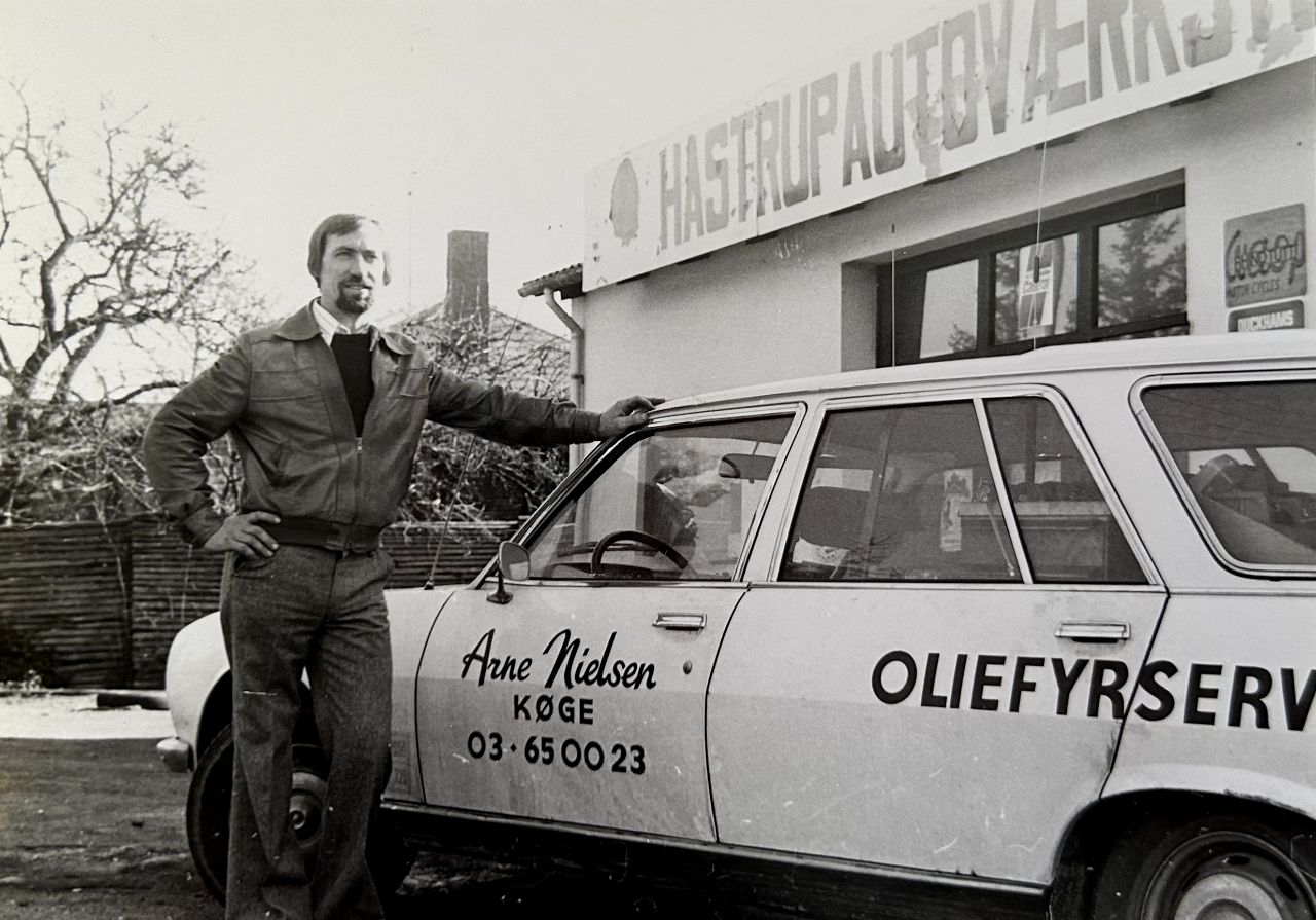 Grundaren Arne Nielsen med en av de första servicebilarna på sjuttiotalet