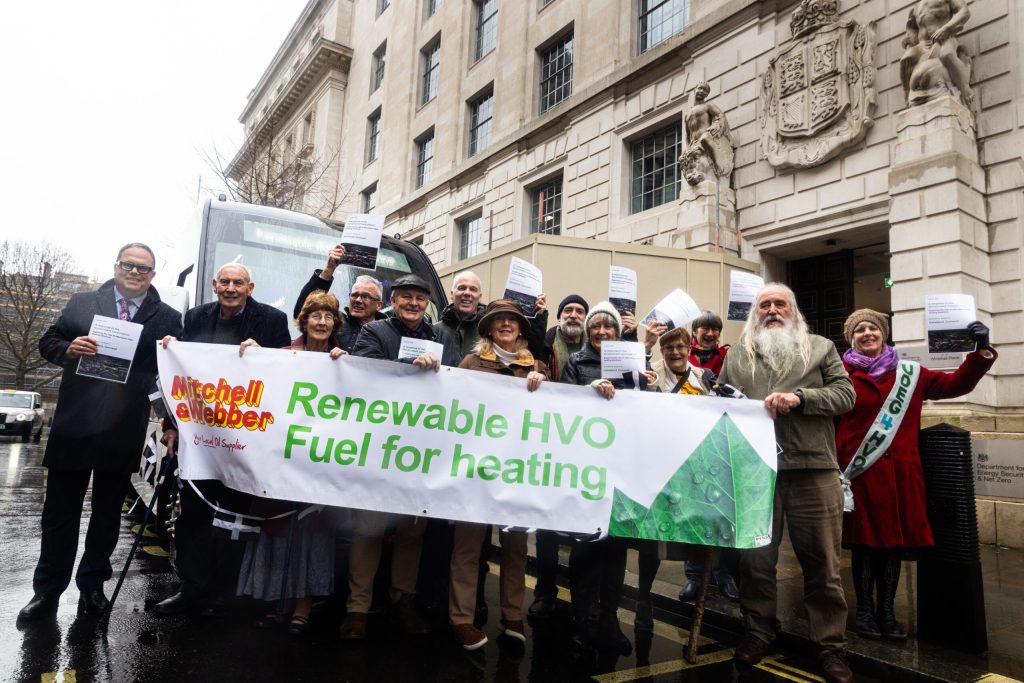 Invånare från Kehelland i Cornwall lämnar sitt remissvar till det brittiska energidepartementet i Whitehall, bakom en banderoll med texten Renewable HVO Fuel for heating