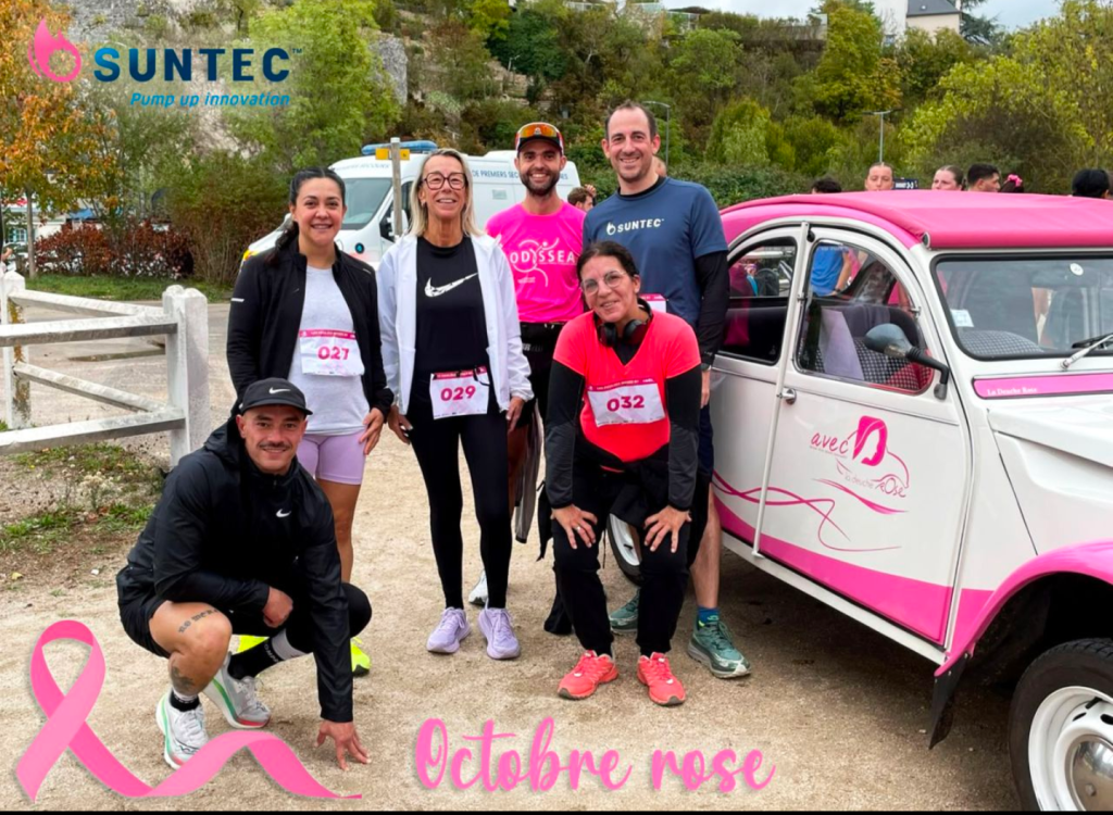 Teamet från Suntec Industries France vid loppet Foulées Roses framför en rosa 2CV från AVEC La Deuche Rose
